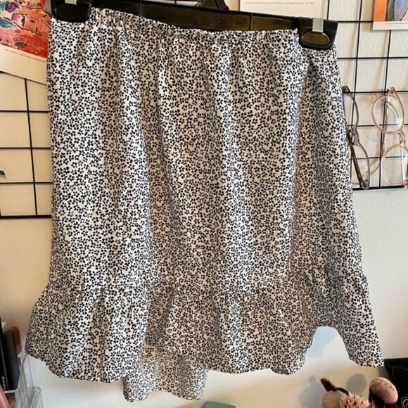 Flouncy Floral Skirt 🖤 (bundle it!) - Picture 1 of 3